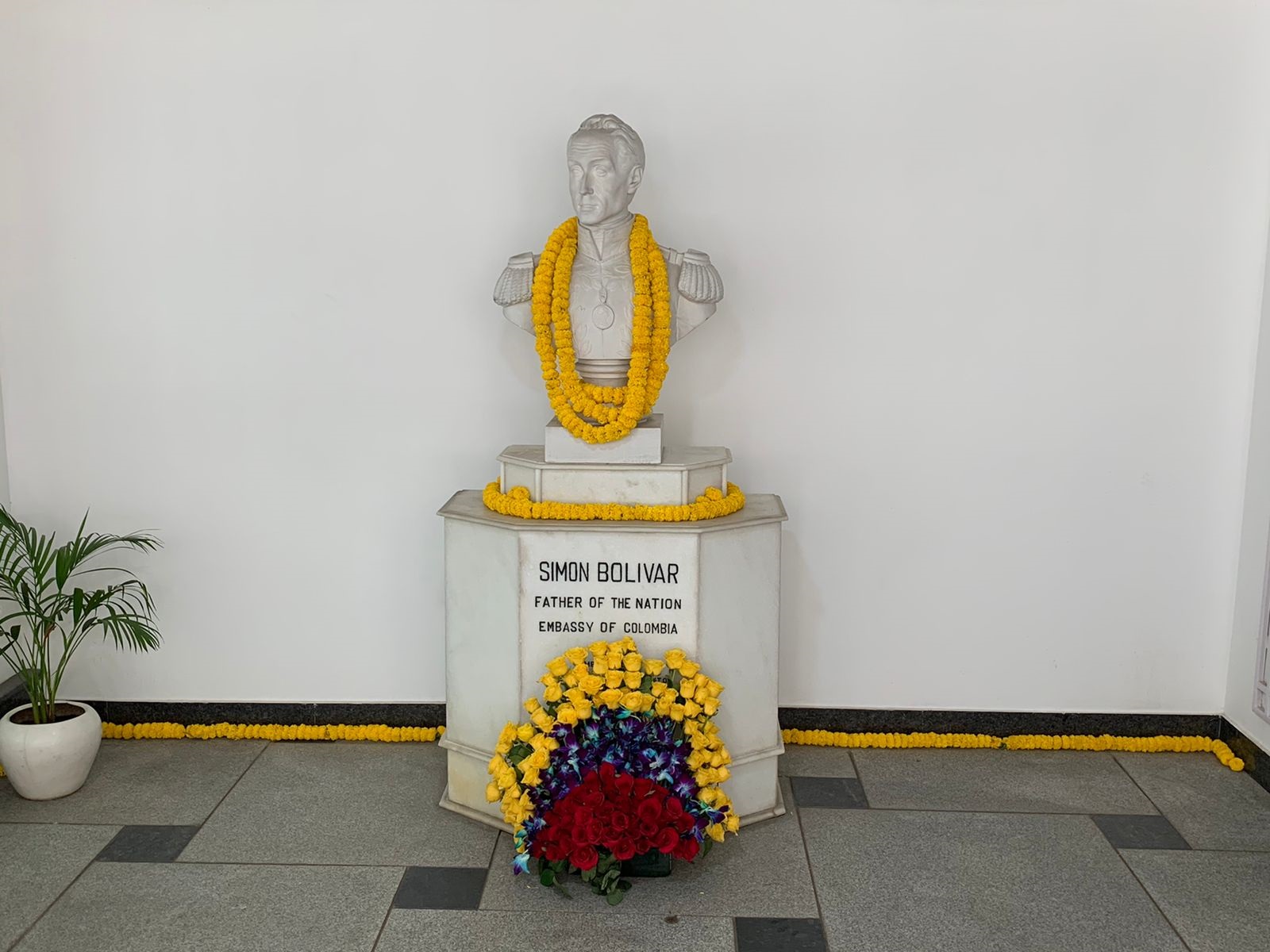 Embajada de Colombia en India conmemora el día de la independencia con una ofrenda floral