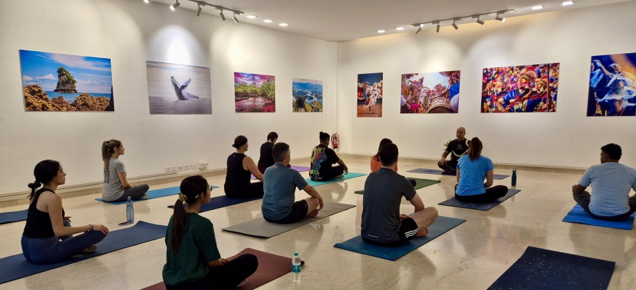 Encuentro Consular Comunitario en Delhi: yoga, bienestar y servicios para la comunidad colombiana