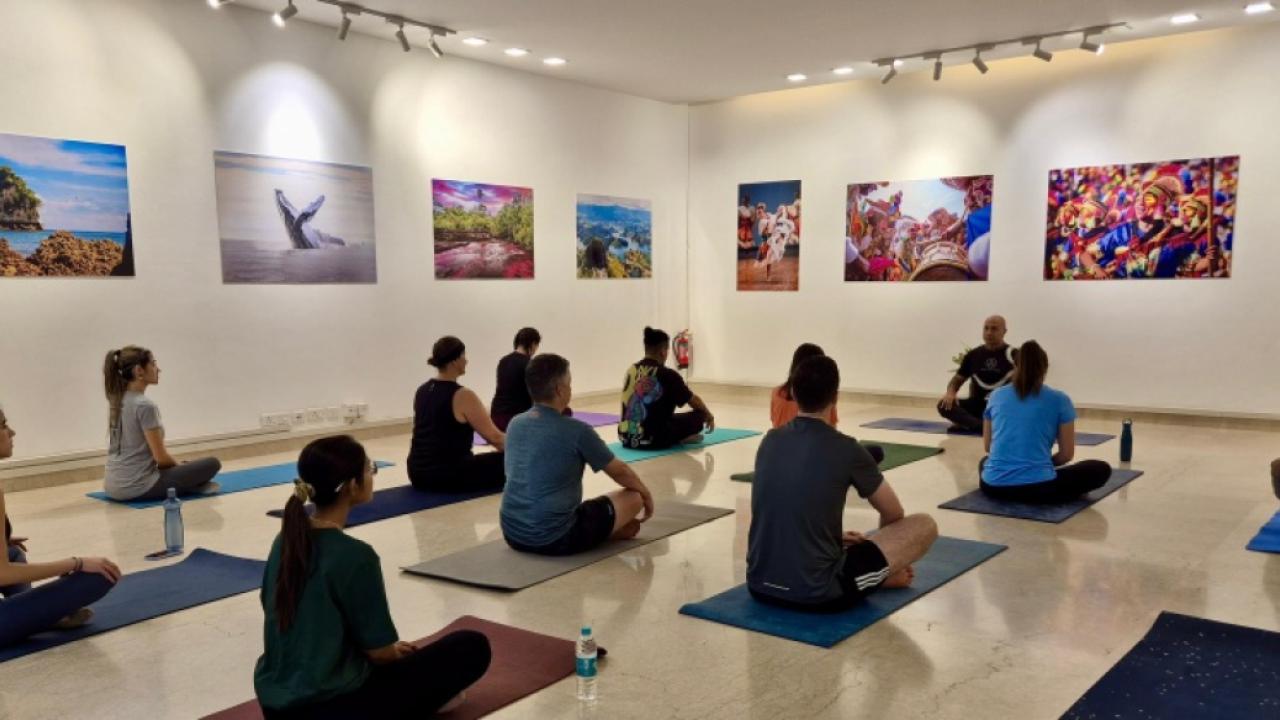 Encuentro Consular Comunitario en Delhi: yoga, bienestar y servicios para la comunidad colombiana