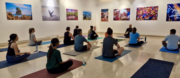 Encuentro Consular Comunitario en Delhi: yoga, bienestar y servicios para la comunidad colombiana